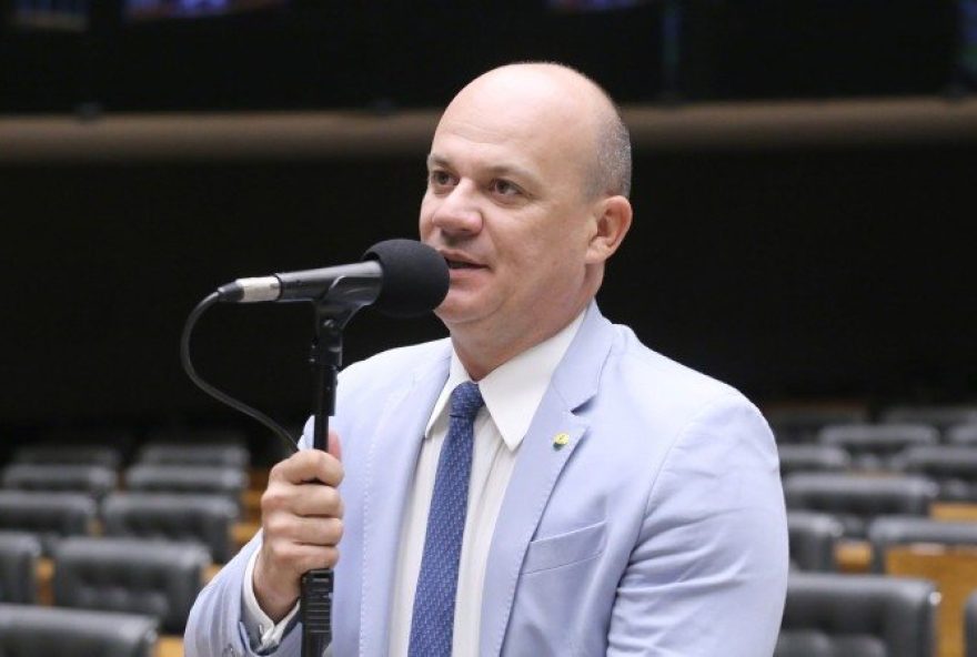 oposicao-pede-impeachment-de-dino-apos-anular-quebras-de-sigilo-na-cpmi-do-inss oposicao-pede-impeachment-de-dino-apos-anular-quebras-de-sigilo-na-cpmi-do-inss