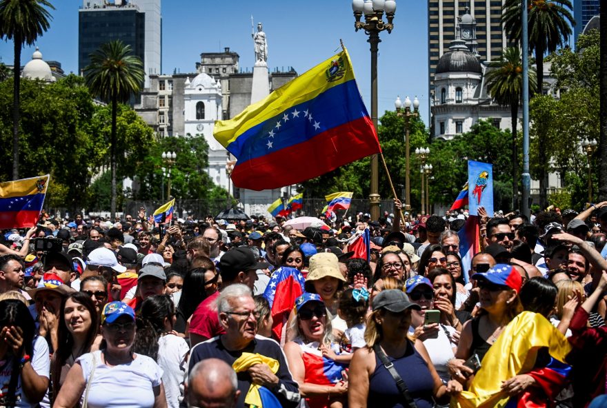 Venezuelan citizens living in Argentina gather at Plaza de Mayo, in front of the Casa Rosada presidential palace, to welcome Venezuelan opposition leader Edmundo Gonzalez who is visiting Argentina's President Javier Milei, in Buenos Aires, Argentina, January 4, 2025. REUTERS/Mariana Nedelcu