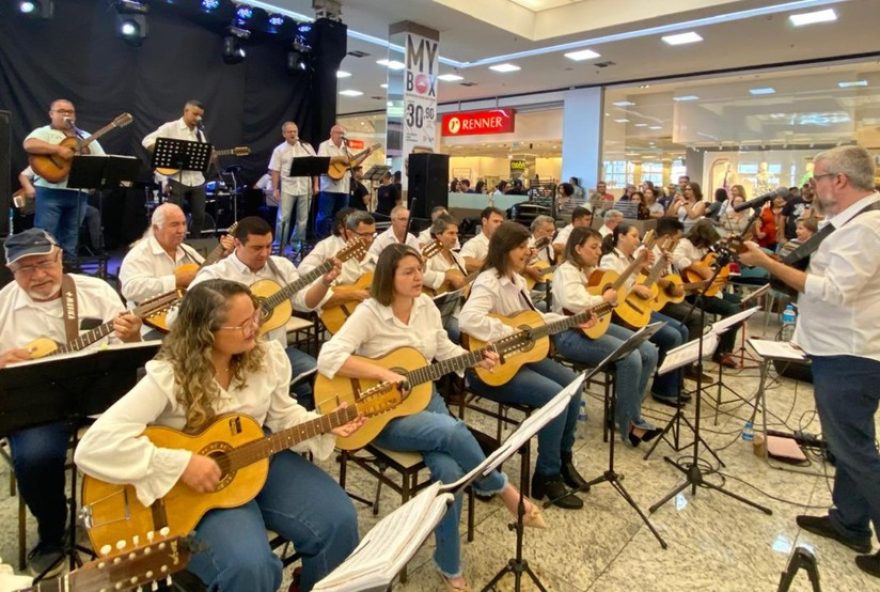 orquestra-de-violeiros-tom-da-terra-se-apresenta-no-patio-limeira-shopping