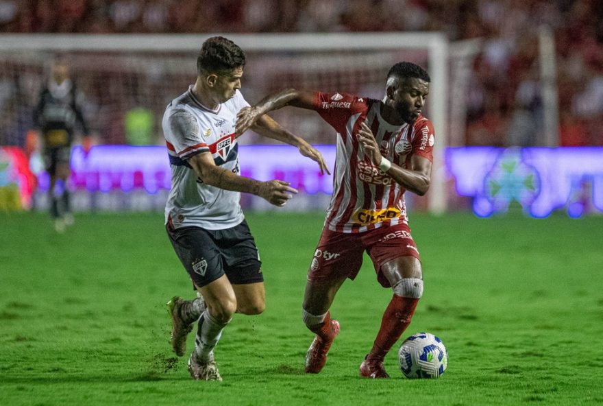 oscar-brilha-como-segundo-volante-em-vitoria-do-sao-paulo3A-selecao-a-vista3F