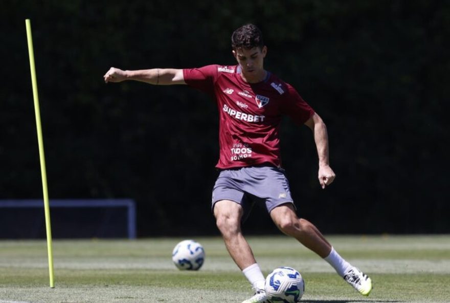 oscar-treina-no-ct-e-pode-reforcar-sao-paulo-no-classico-contra-o-santos