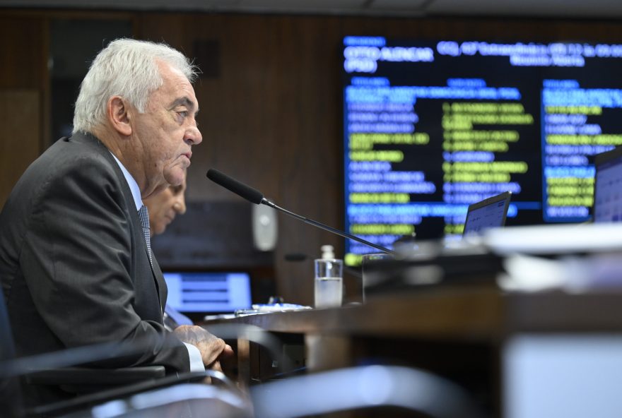 CCJ – Comissão de Constituição, Justiça e Cidadania Comissão de Constituição, Justiça e Cidadania (CCJ) realiza reunião com 16 itens. Entre eles, o PL 2.951/2024, que amplia o seguro rural para pequenos e médios produtores, o PL 3.951/2019, que restringe o uso de dinheiro em espécie em transações, e o PL 1.299/2024, que dificulta a progressão de pena em crimes violentos contra crianças. Também estão na pauta propostas sobre testamento emergencial, emendas parlamentares impositivas, alimentação escolar, liberdade provisória, cibersegurança, controle interno e ensino obrigatório da Libras nas escolas.
À mesa, presidente da CCJ, senador Otto Alencar (PSD-BA), conduz reunião.
Foto: Andressa Anholete/Agência Senado