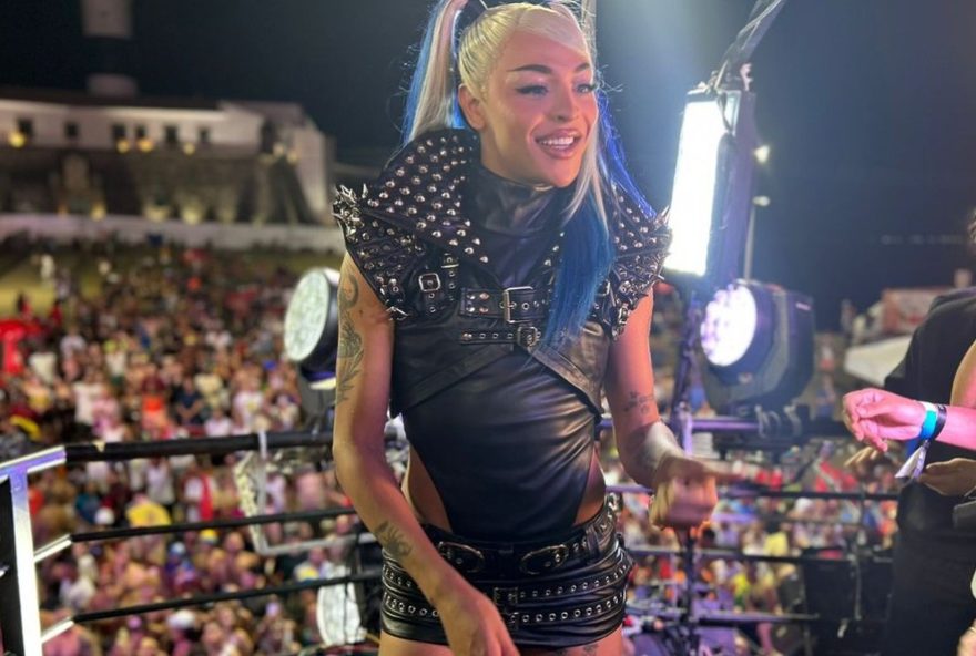 pabllo-vittar-brilha-no-carnaval-de-salvador-com-look-ousado-e-celebracao-da-diversidade-no-trio-da-cantora-carla-cristina pabllo-vittar-brilha-no-carnaval-de-salvador-com-look-ousado-e-celebracao-da-diversidade-no-trio-da-cantora-carla-cristina
