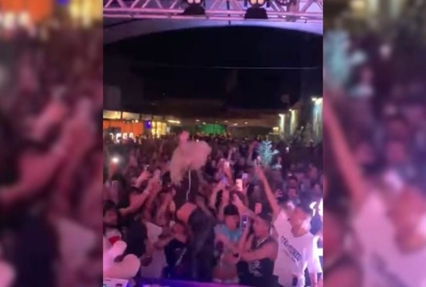 pabllo-vittar-cai-do-palco-durante-show-em-goiania3A-cantora-segue-com-apresentacao-com-profissionalismo-e-dedicacao2C-apesar-do-susto