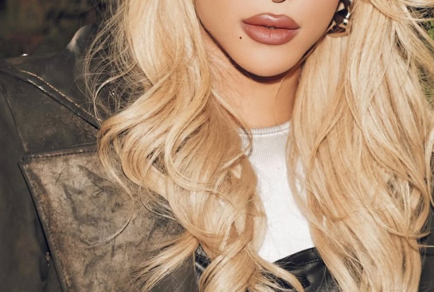 pabllo-vittar-se-acidenta-ao-se-jogar-na-plateia-durante-show-em-goiania