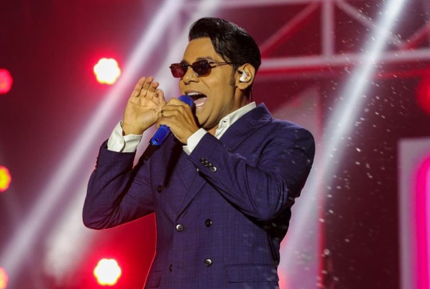 pablo-emociona-ao-fechar-festival-de-inverno-bahia-com-taca-de-vinho