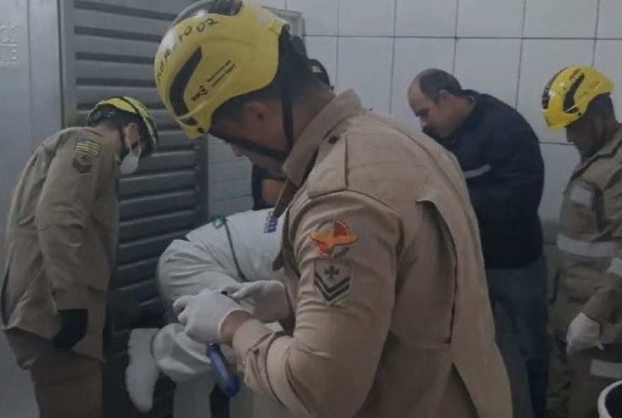 Homem ficou com a mão presa na máquina de fazer massa durante uma operação de manutenção e limpeza