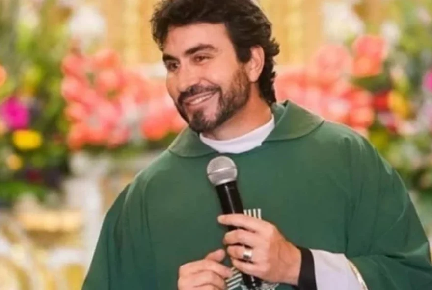 padre-fabio-de-melo-ameaca-desistir-e-repudia-redes-sociais-apos-polemica-com-gerente-de-cafeteria