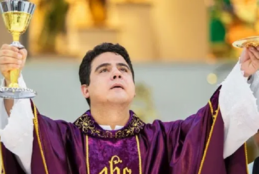 Padre Robson em uma missa