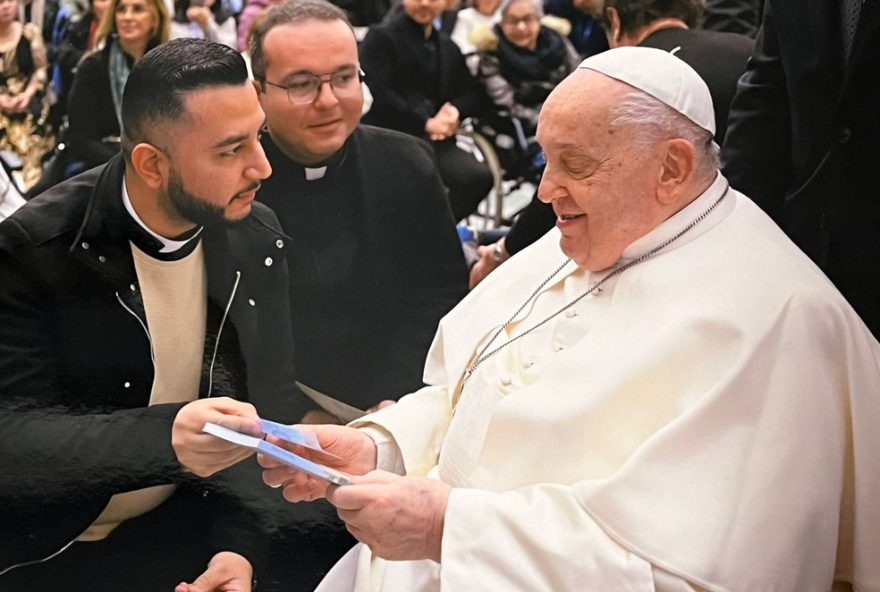 padres-de-aparecida-e-guaratingueta-encontram-o-papa-francisco-no-vaticano