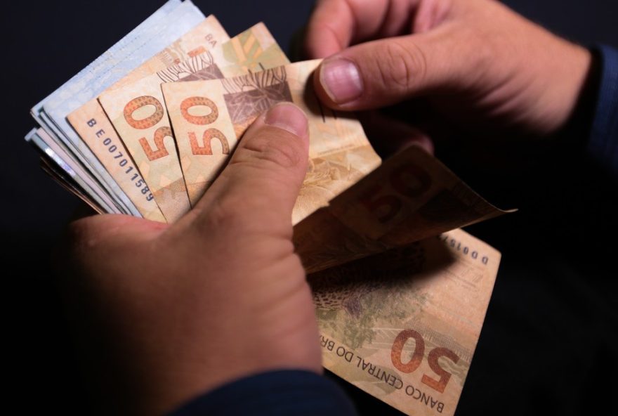 pagamento-da-1a-parcela-do-13o-salario-em-fortaleza3A-servidores-estaduais-e-municipais-receberao-adiantamento-no-dia-1o-de-julho2C-movimentando-mais-de-r24-2-bilhoes-na-economia-cearense