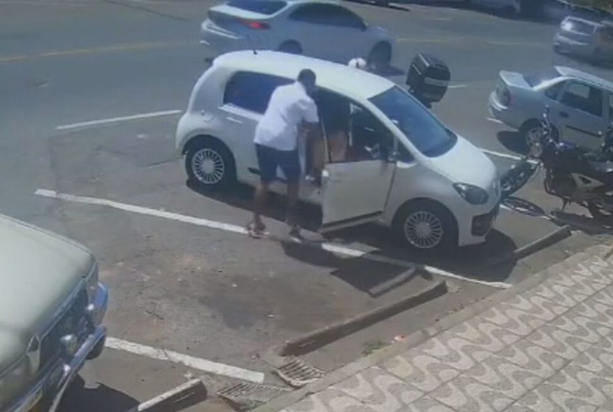 pai-agride-filho-de-12-anos-com-socos-e-chutes-no-df3A-video-mostra-agressoes