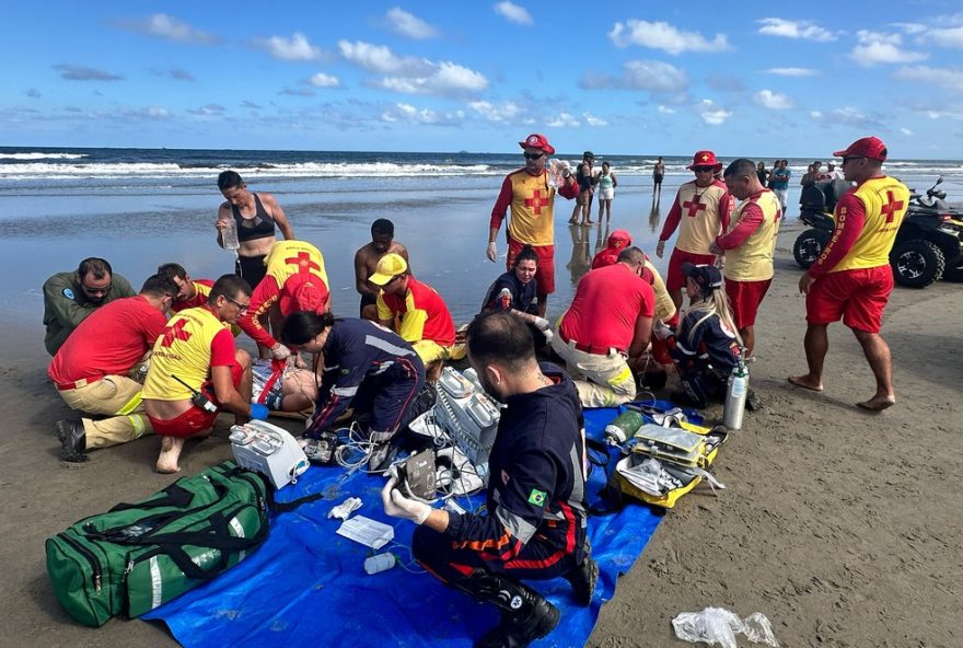 pai-e-filho-sao-resgatados-em-estado-grave-apos-afogamento-em-pontal-do-parana3A-importancia-da-seguranca-nas-praias