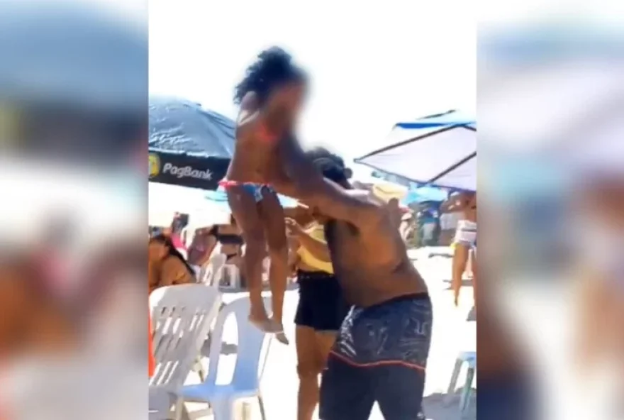 Pai espanca crianças em praia de Salvador e revolta banhistas