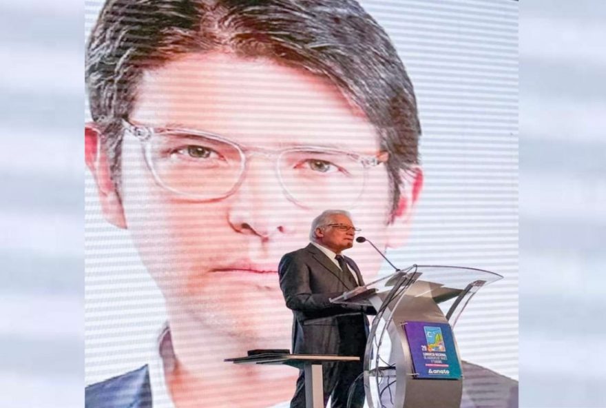pai-lanca-candidatura-presidencial-em-meio-a-dor-pelo-assassinato-do-filho-e-faz-emocionante-juramento