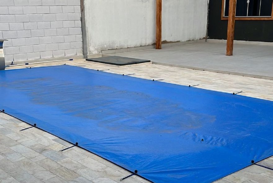 pai-salva-bebe-de-1-ano-que-caiu-na-piscina-em-sao-joao-del-rei3A-alerta-aos-pais-sobre-seguranca-aquatica