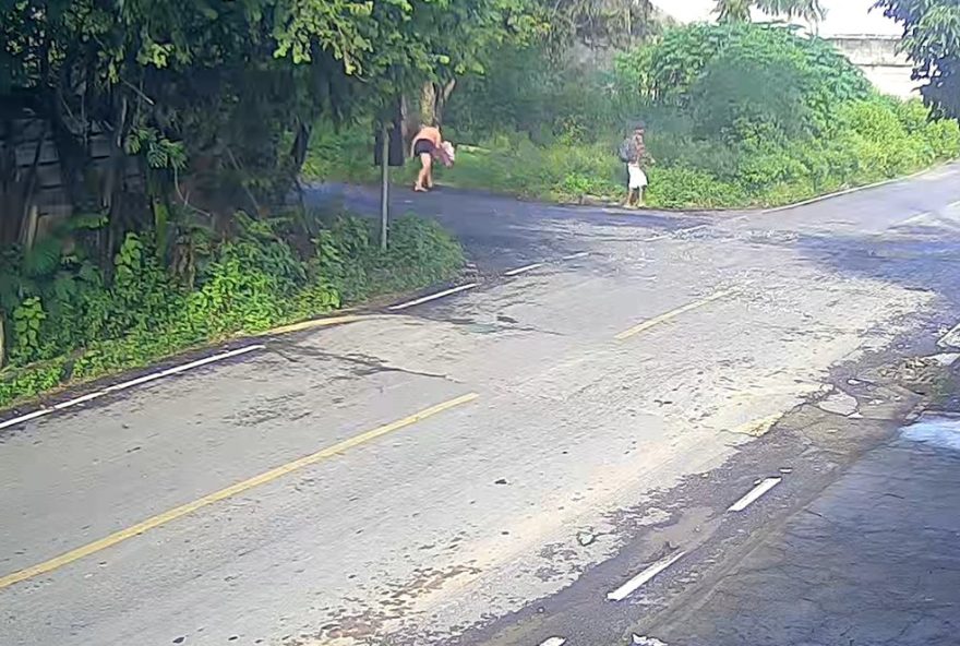 pais-da-recem-nascida-abandonada-em-bueiro-sao-presos-por-maus-tratos3A-policial-amamentou-a-bebe-para-salvar-sua-vida pais-da-recem-nascida-abandonada-em-bueiro-sao-presos-por-maus-tratos3A-policial-amamentou-a-bebe-para-salvar-sua-vida