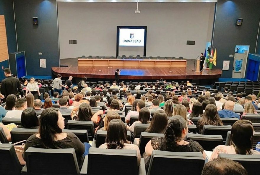 palestra-de-jullie-dutra2C-vencedora-do-quem-quer-ser-um-milionario3F2C-em-caruaru
