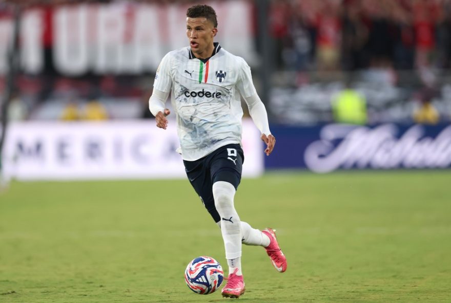 palmeiras-enfrenta-desafios-no-mercado-para-substituir-rios3A-negociacoes-frias-e-incertezas-sobre-reforcos.-prioridade-para-meio-campista-e-lateral-direita