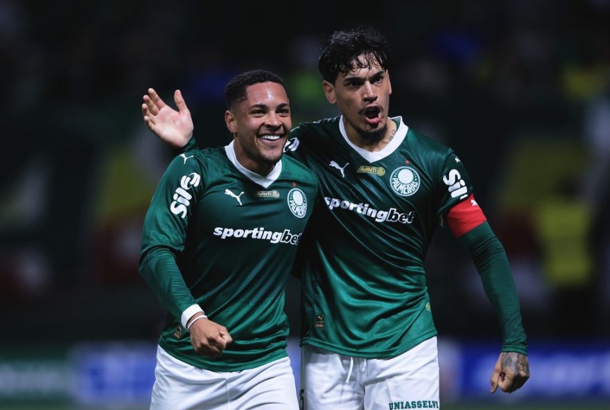 SP - SAO PAULO - 13/09/2025 - BRASILEIRO A 2025, PALMEIRAS X INTERNACIONAL - Vitor Roque jogador do Palmeiras comemora seu gol com Gustavo Gomez jogador da sua equipe durante partida contra o Internacional no estadio Arena Allianz Parque pelo campeonato Brasileiro A 2025. Foto: Ettore Chiereguini/AGIF