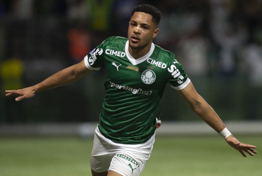 palmeiras-nao-teme-assedio-europeu-por-vitor-roque-e-detalha-retorno-de-paulinho SP - SAO PAULO - 06/11/2025 - BRASILEIRO A 2025, PALMEIRAS X SANTOS - Vitor Roque jogador do Palmeiras comemora seu gol durante partida contra o Santos no estadio Arena Allianz Parque pelo campeonato Brasileiro A 2025. Foto: Anderson Romao/AGIF @romaofotos