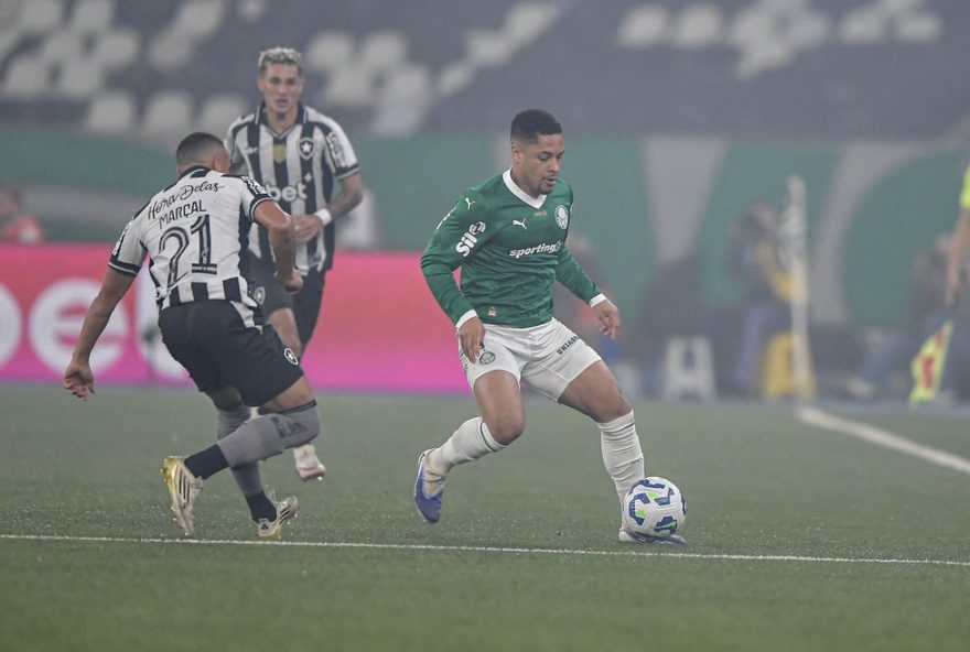 RJ - RIO DE JANEIRO - 17/08/2025 - BRASILEIRO A 2025, BOTAFOGO X PALMEIRAS - Vitor Roque jogador do Palmeiras durante partida contra o Botafogo no estadio Engenhao pelo campeonato Brasileiro A 2025. Foto: Thiago Ribeiro/AGIF