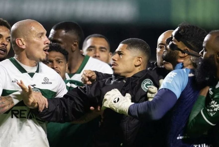 pancadaria-termina-com-6-expulsos-em-jogo-entre-coritiba-e-goias