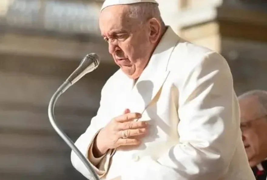 papa-francisco-interrompe-discurso-devido-a-bronquite