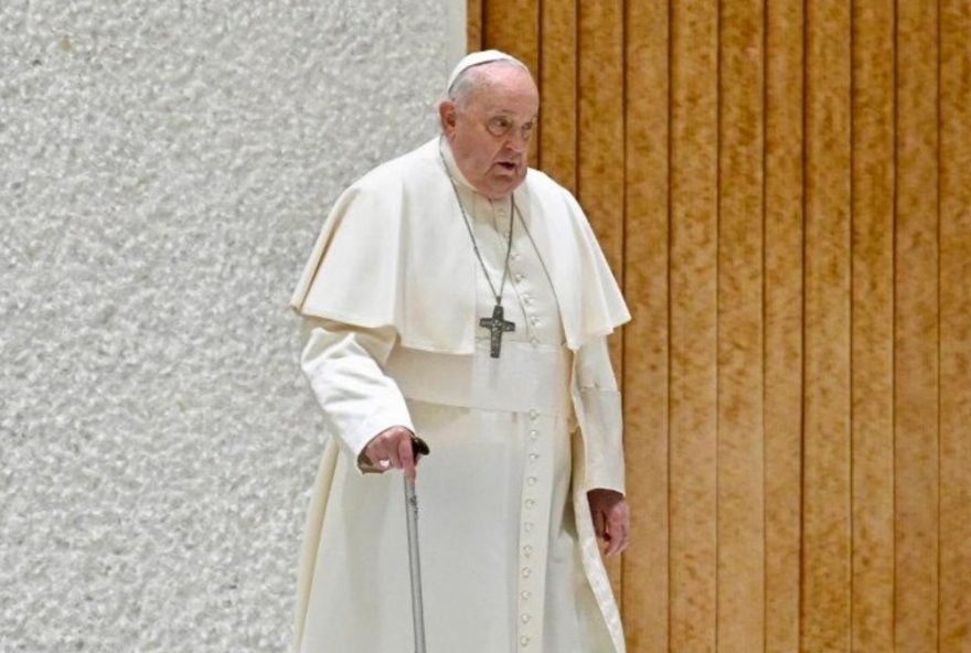 papa-francisco-tem-noite-tranquila-e-descansa-apos-duas-semanas-de-tratamento-da-pneumonia