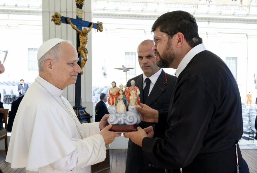 papa-leao-recebe-imagem-do-divino-pai-eterno-em-cerimonia-emocionante-no-vaticano3A-um-marco-de-fe-e-devocao