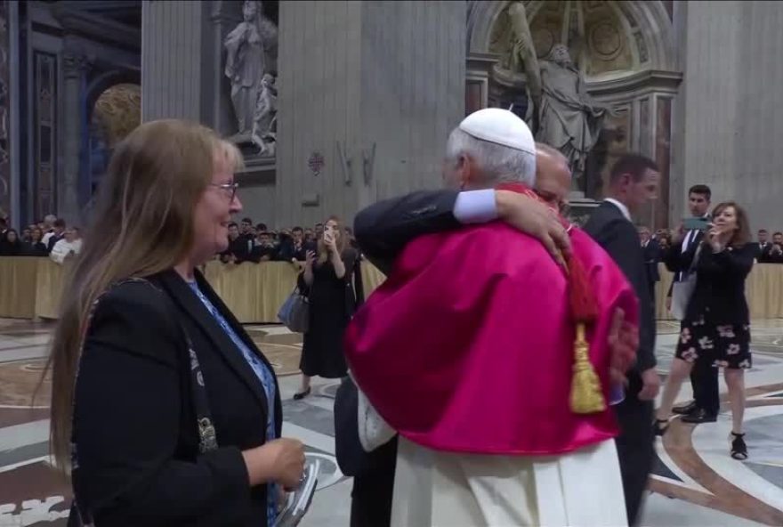 papa-leao-xiv-abraca-irmao-apos-missa-pontifical-na-basilica-de-sao-pedro