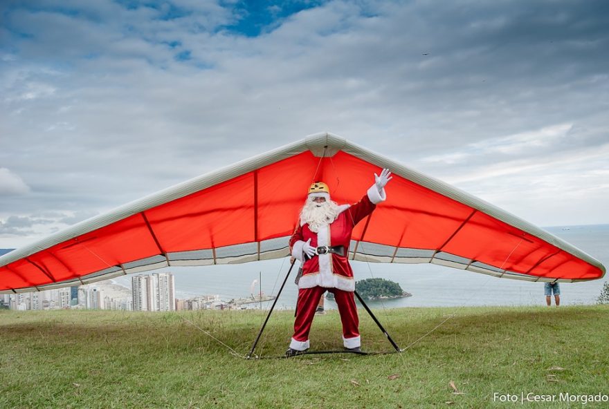 papai-e-mamae-noel-surpreendem-saltando-de-parapente-em-sao-vicente3A-natal-radical-e-emocionante