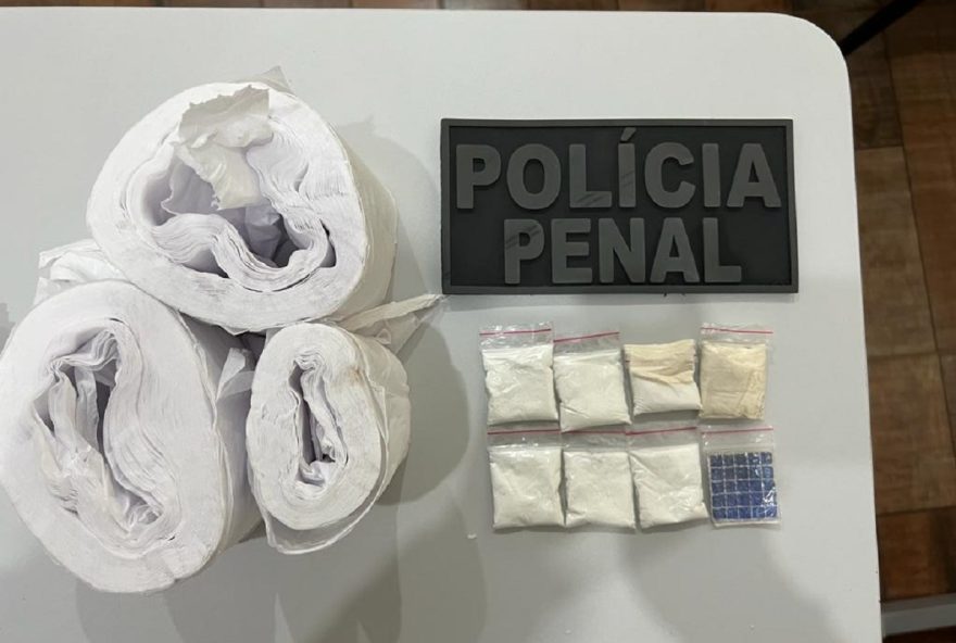 Servidores penitenciários exibem as drogas apreendidas que estavam escondidas em rolos de papel higiênico (Foto: Divulgação/DGAP)