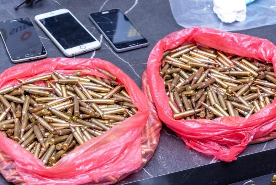 paraguai-desmantela-esquema-que-abastecia-comando-vermelho3A-armas-e-drogas-foram-apreendidas-no-pais