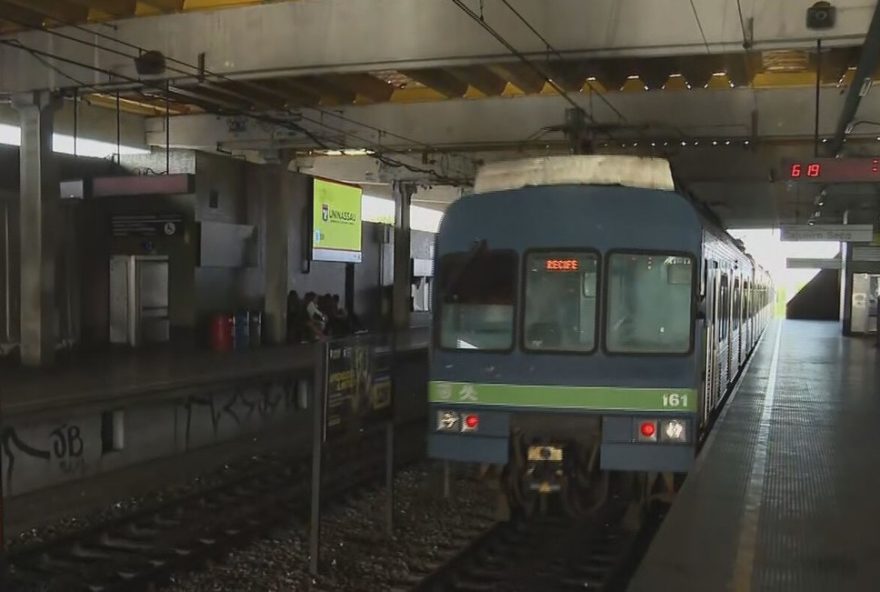 paralisacao-na-linha-centro-do-metro-do-recife-devido-a-queda-de-arvore3A-problemas-recorrentes-evidenciam-necessidade-de-investimentos-em-infraestrutura-e-manutencao