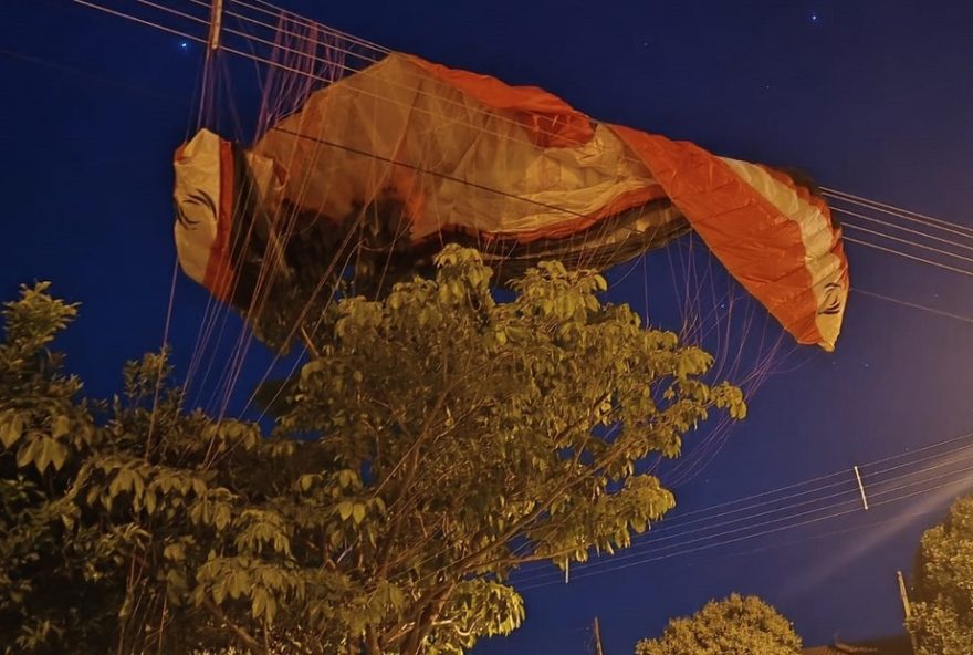 paramotor-atinge-rede-eletrica-em-tentativa-de-pouso-no-interior-de-sp