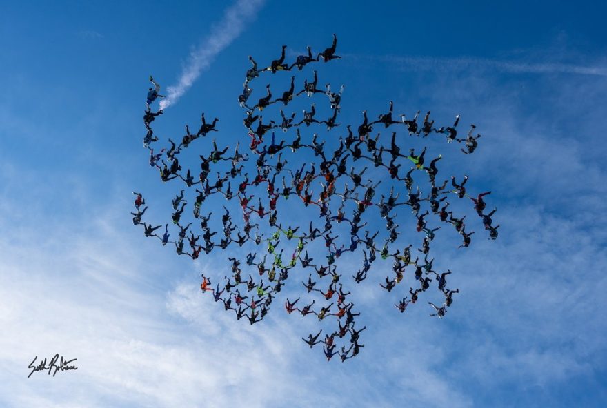 paraquedista-brasileiro-participa-de-salto-com-200-atletas-e-quebra-recorde-mundial-nos-estados-unidos