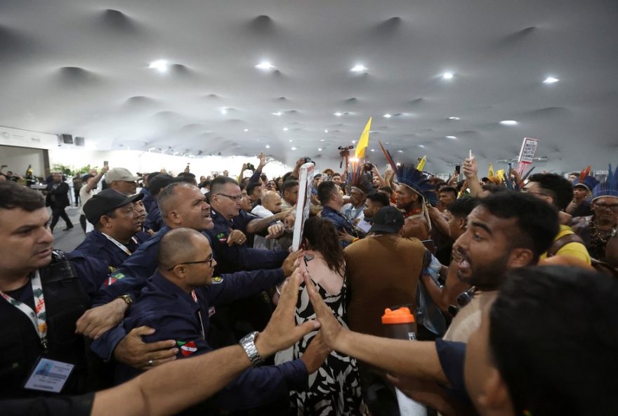 participacao-historica-de-indigenas-na-cop-30-em-belem3A-ministra-sonia-guajajara-destaca-influencia-nos-debates-climaticos