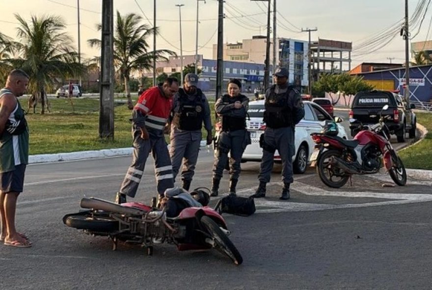 passageira-de-moto-ferida-espera-por-atendimento-apos-acidente-em-sao-luis3A-urgencia-na-assistencia-medica-e-prevencao-de-acidentes