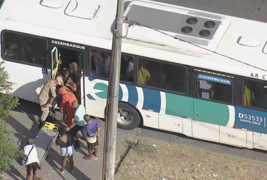 passageira-e-retirada-de-onibus-apos-desmaiar-com-calor-no-rio