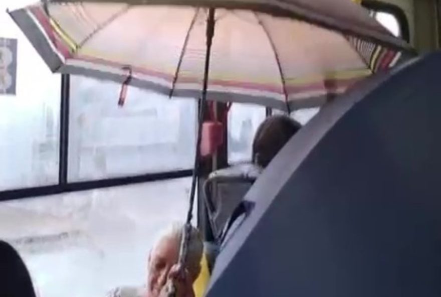 passageiras-usam-guarda-chuvas-para-se-proteger-de-goteiras-em-onibus-em-campinas