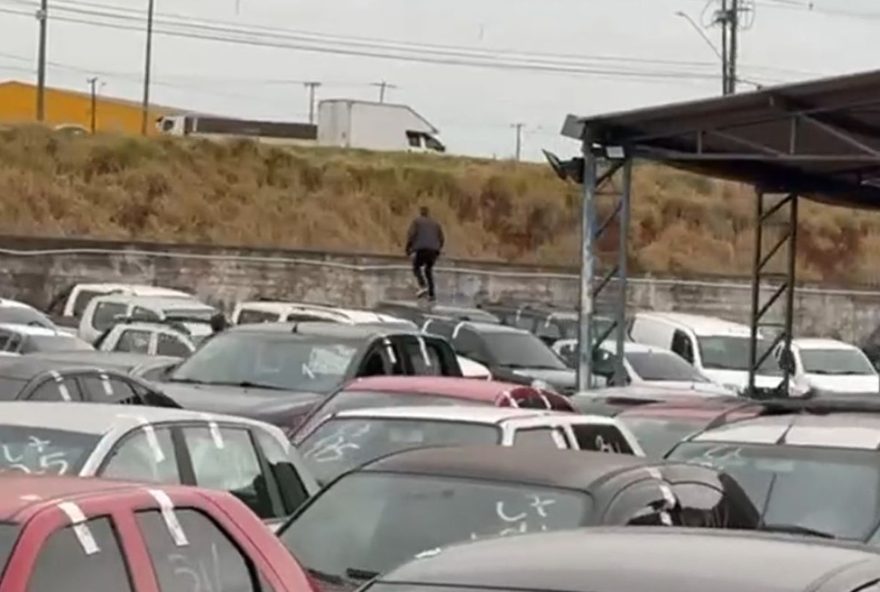 passageiro-corre-em-cima-de-carros-ao-tentar-fugir-de-agentes-da-receita-federal-no-pr3A-droga-encontrada-na-mala