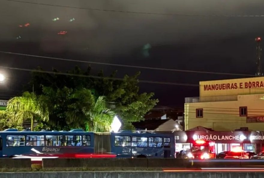 passageiro-e-esfaqueado-dentro-de-onibus-em-sao-jose3A-suspeito-preso passageiro-e-esfaqueado-dentro-de-onibus-em-sao-jose3A-suspeito-preso