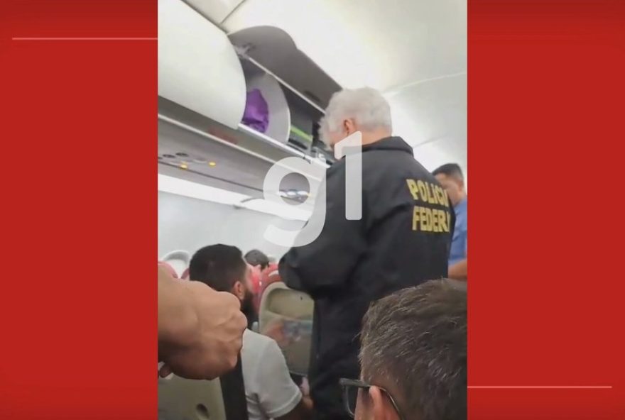 passageiro-e-retirado-de-voo-em-brasilia-apos-conflito-sobre-modo-aviao-do-celular.-a-policia-federal-intervem-e-providencias-sao-tomadas-pela-latam