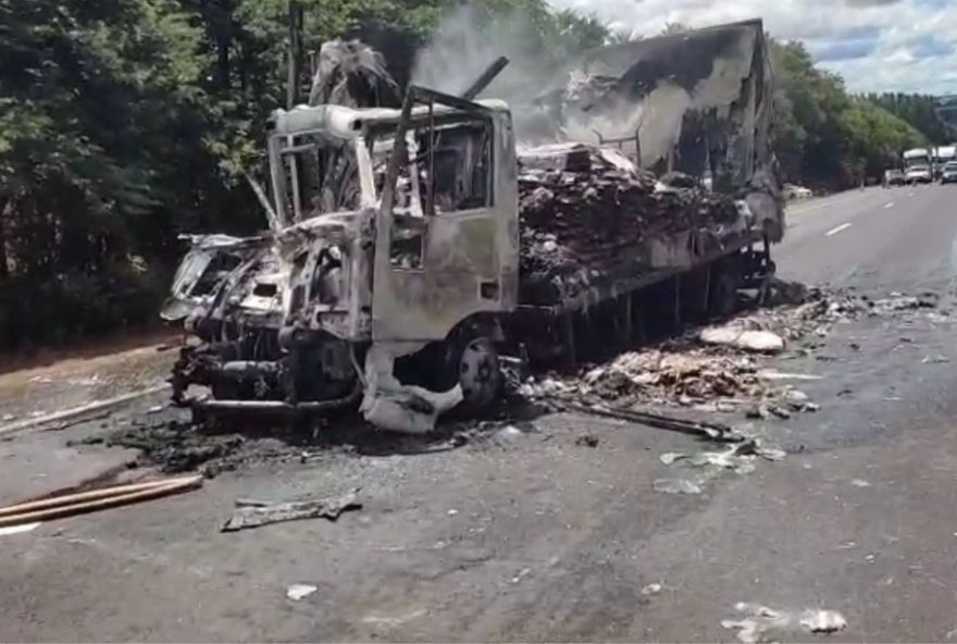 passageiro-morre-em-acidente-de-caminhao-com-fogo-em-rodovia-de-goias passageiro-morre-em-acidente-de-caminhao-com-fogo-em-rodovia-de-goias
