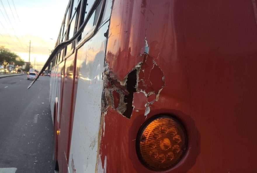passageiro-tem-braco-arrancado-em-acidente-durante-racha-entre-lotacoes-em-manaus3A-policia-investiga.-medidas-de-seguranca-sao-reforcadas passageiro-tem-braco-arrancado-em-acidente-durante-racha-entre-lotacoes-em-manaus3A-policia-investiga.-medidas-de-seguranca-sao-reforcadas