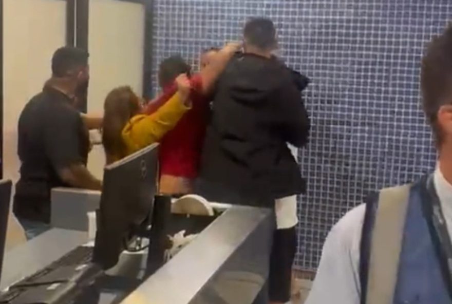 passageiros-brigam-no-aeroporto-do-recife-por-cancelamento-de-voos-para-noronha3A-confusao-caotica-causa-tumulto-entre-viajantes