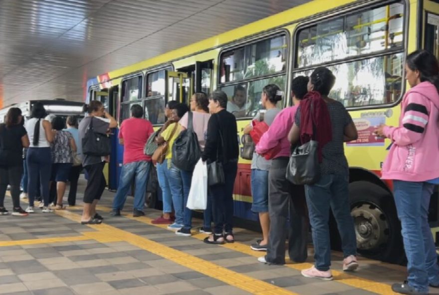 passageiros-reclamam-atrasos-e-superlotacao-em-linha-de-onibus-em-rio-preto3A-tarifa-e-alta