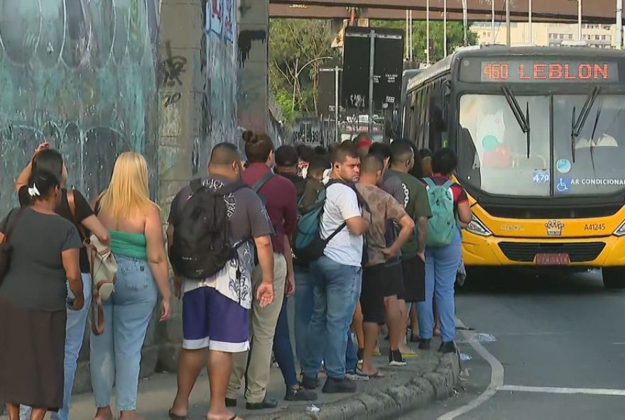 passageiros-reclamam-das-condicoes-precarias-do-transporte-no-1o-dia-util-da-nova-tarifa-de-onibus3A-aumento-para-r24-42C70