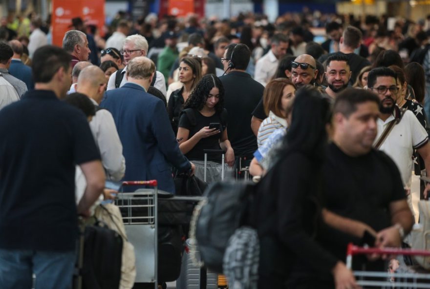 passageiros-reclamam-de-falta-de-suporte-apos-cancelamento-de-voos-em-congonhas3A-veja-relatos-frustrantes